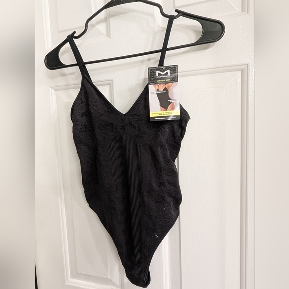 Maidenform Basically Sexy Seamless Smoothing Lace Bodysuit Size Medium - Picture 2 of 6